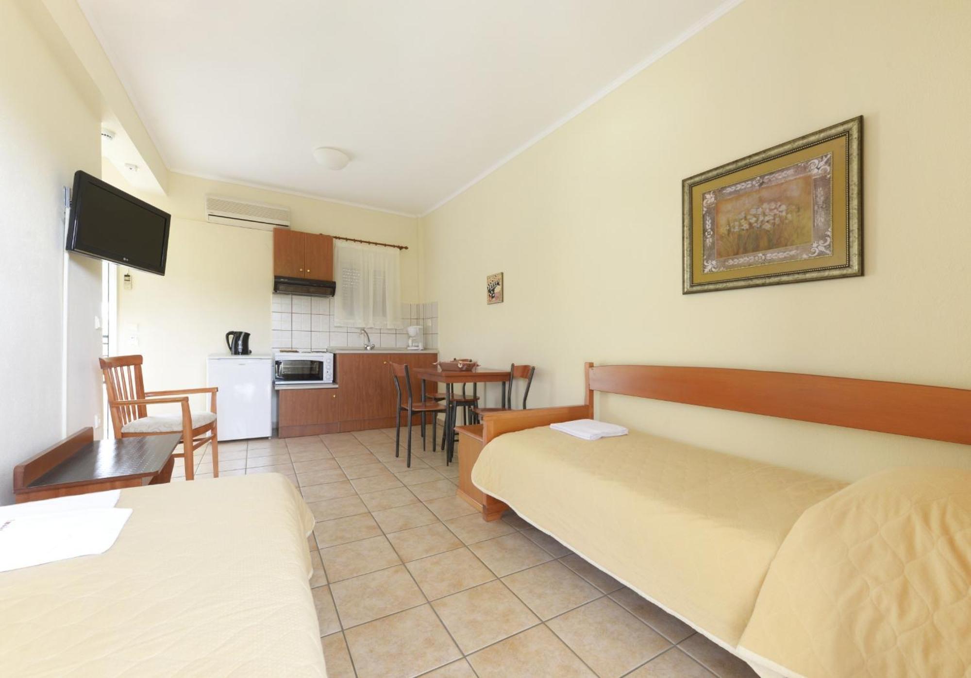 Amalia Aparthotel Palaiontsiflikion Room photo